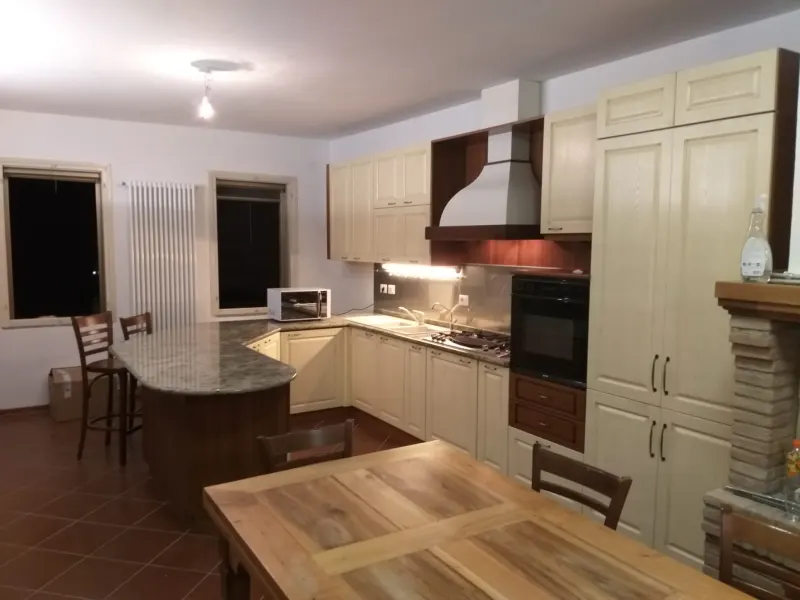 Cucina con penisola a Faenza