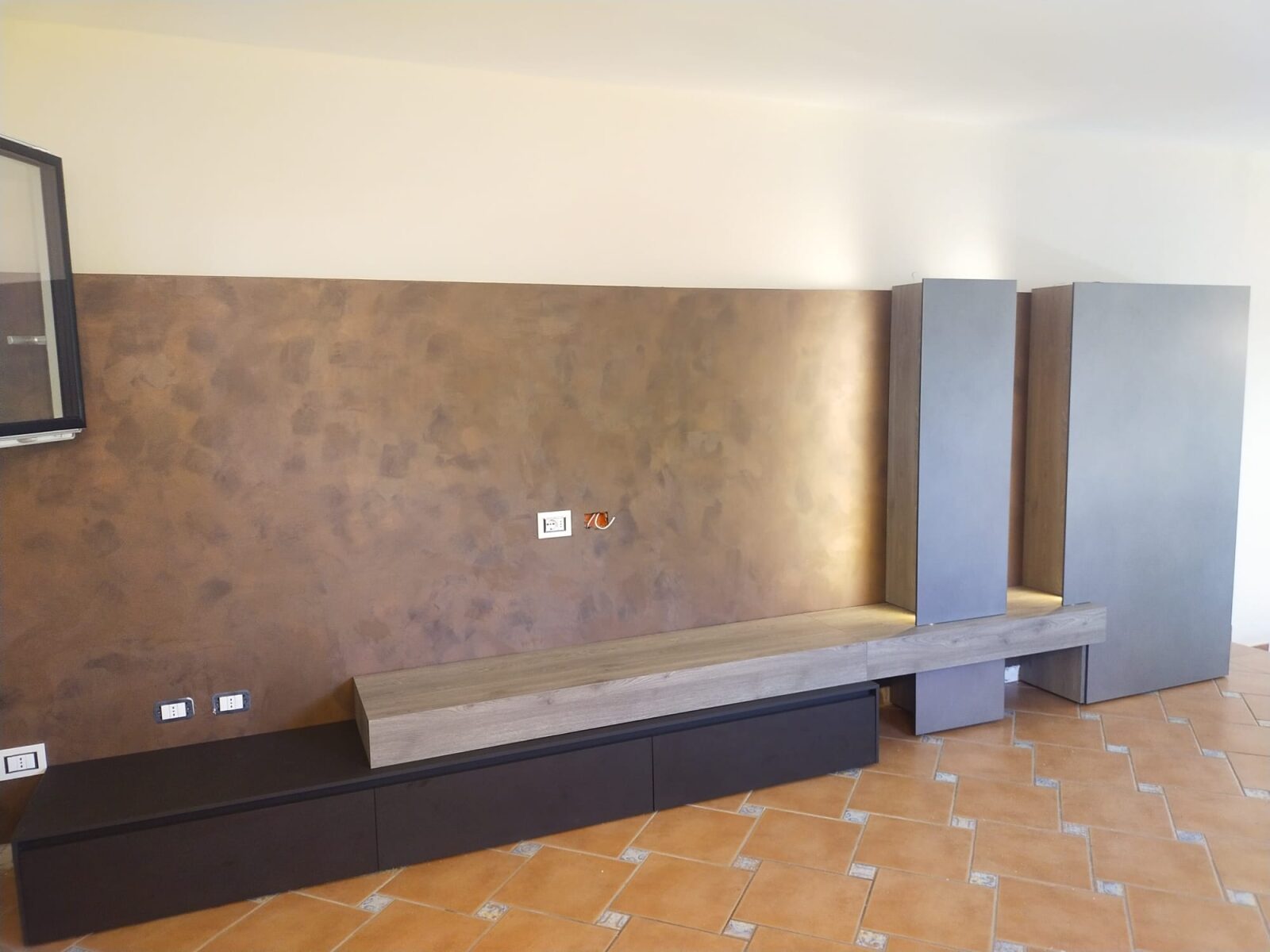Installazione parete attrezzata a Faenza