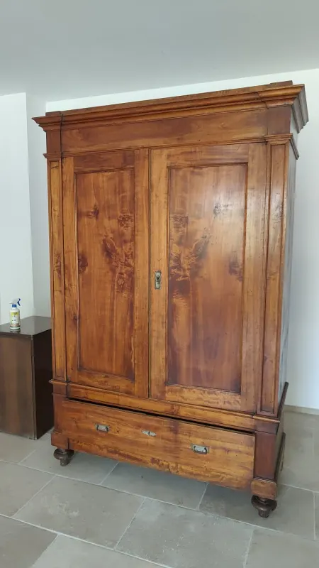 Verniciatura e rinnovo di mobile in legno