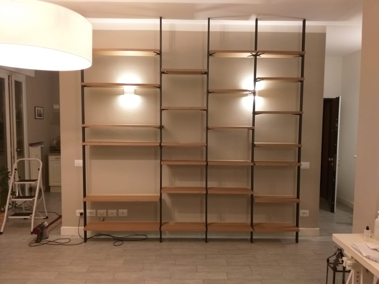 Installazione libreria a parete a Faenza
